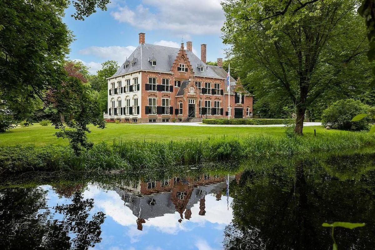 Unieke kans: dit adellijke landhuis in Friesland staat te koop