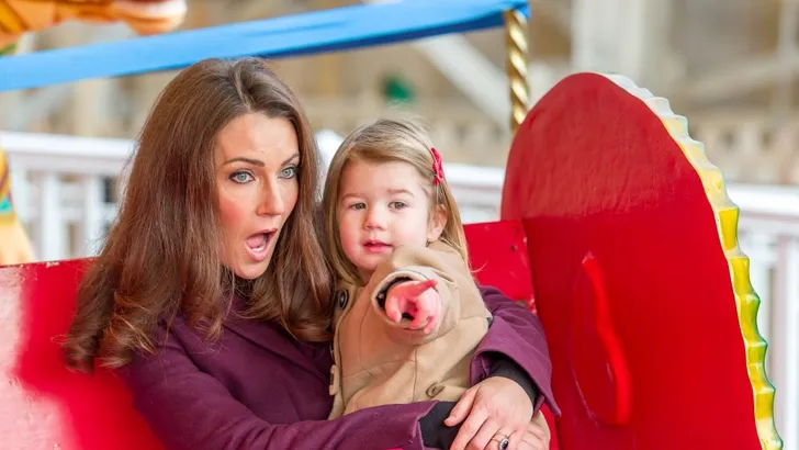Huh, zijn dat hertogin Kate en prinses Charlotte?