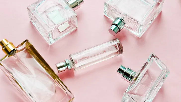 Waarom vrouwen opeens parfum in hun navel spuiten