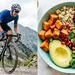 Een samengestelde afbeelding die het concept van een vegetarisch dieet voor wielrenners illustreert. Links staat een close-up van een energieke, vegetarische maaltijd.Rechts rijdt een amateurwielrenner in volle inspanning in de bergen.