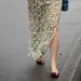 Vrouw met stijlvolle ballerina's aan.