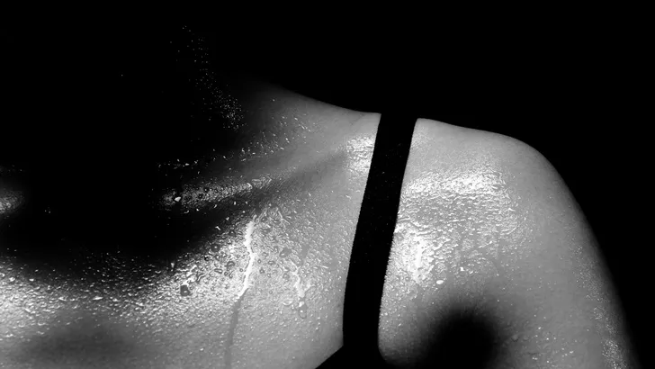 Zó voorkom je zweetplekken, op warme dagen als deze