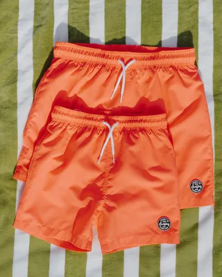  👨‍👦 Matchy-matchy op het strand! In deze stoere zwembroeken voor groot en klein stelen jullie samen de show. Ready voor een zomer vol waterpret?