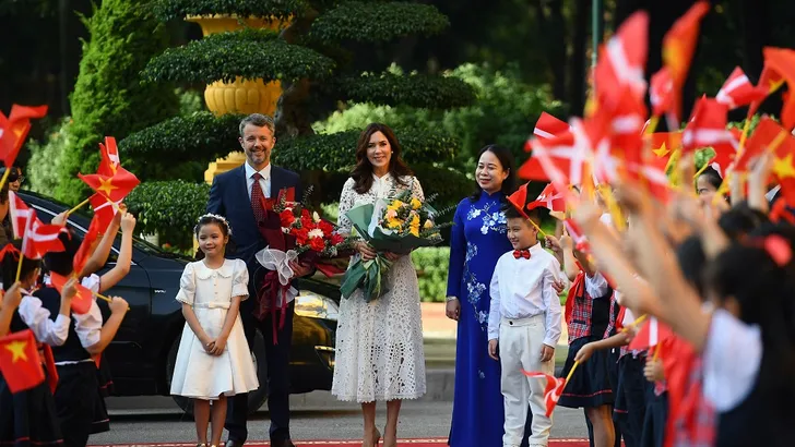 Prinses Mary in Vietnam: kant en een kimono