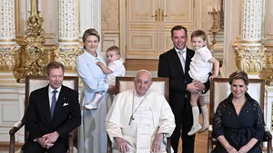 Foto van de groothertogelijke familie van Luxemburg met paus Franciscus. – Prins Charles viert 5e verjaardag