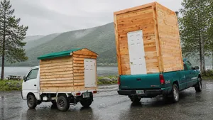 Je pick-up ombouwen tot camper? Deze mannen bouwden er een blokhut van twee verdiepingen op