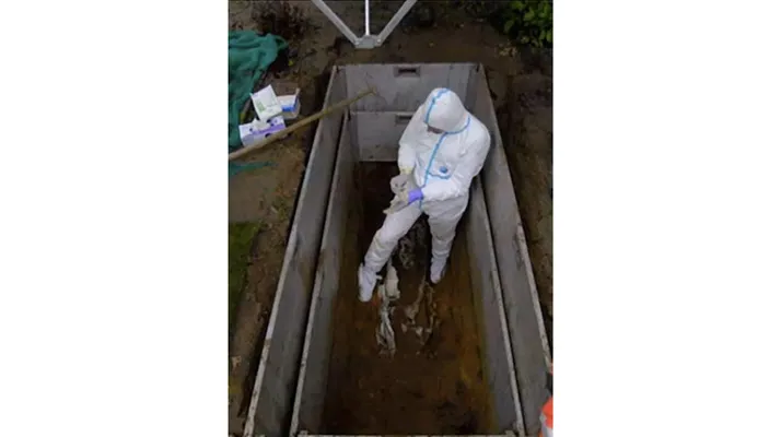 Onderzoekers aan de slag in het graf van de onbekende dode.