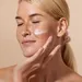 Vrouw is bezig met haar skincare.