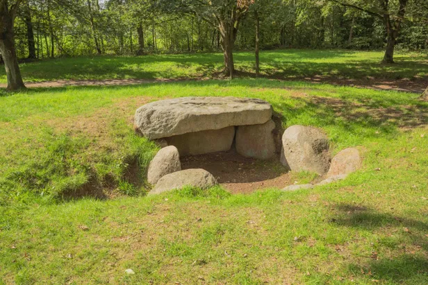 Hunebed D13 in Eext ligt nog deels onder een zandheuvel