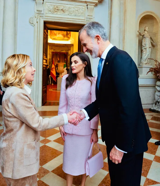 Koning Felipe VI en Koningin Letizia ontvangen Italiaanse premier Giorgia Meloni in 2023.