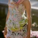 Vrouw in stijlvolle glitter kleding tijdens fashion week.