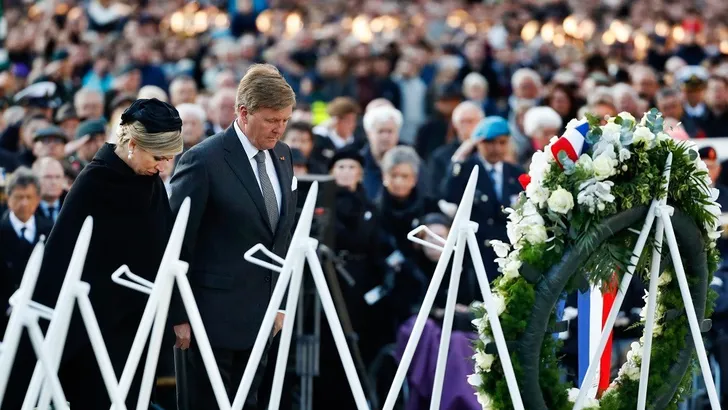 Dodenherdenking: koningspaar kleumend op de Dam