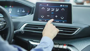 Vergeet de airco: volgens een expert is dit de snelste manier om een bloedhete auto af te koelen zonder brandstof