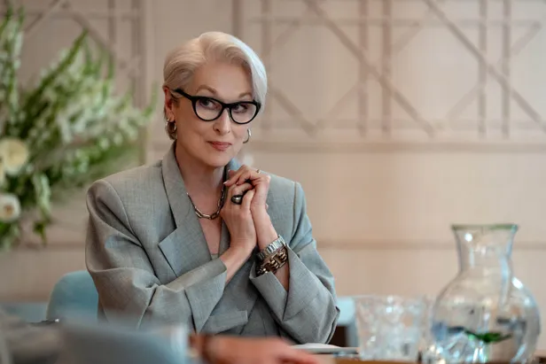 Twintig jaar later zijn Miranda Priestley's looks nog net zo krachtig, scherp en stijlvast als in de originele film. (Beeld: NL Beeld)