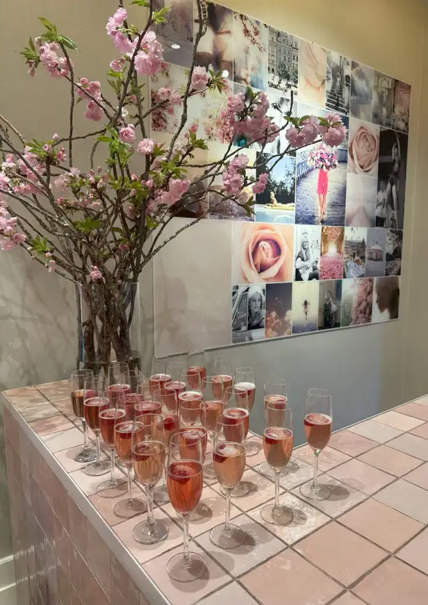 Drankjes geserveerd met een framboos 