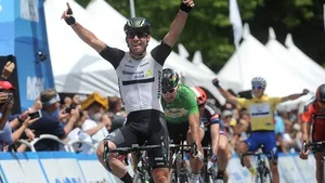 TOUR: Cavendish wint openingsrit en pakt eerste geel
