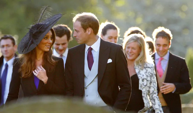 Prins William en Kate samen buiten tijdens de bruiloft van Harry Mead en Rosie Bradford.