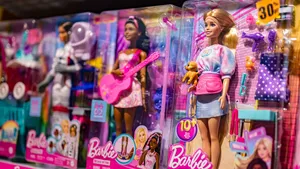 Barbiepoppen in verpakking in de winkelschappen.