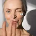 Vrouw met skincare bezig.