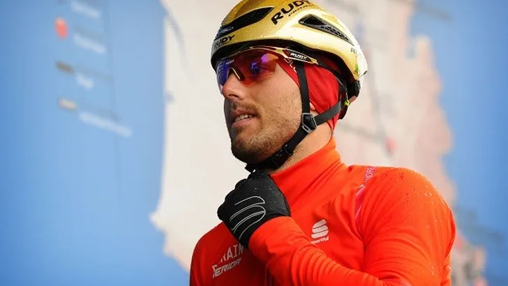 Parijs-Nice: Colbrelli met machtige sprint naar zege in zware etappe