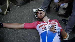 Mathieu van der Poel zakt uitgeput neer na extreme inspanning – het hart protesteert zichtbaar.