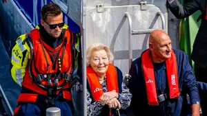 Prinses Beatrix bezoekt de Koninklijke Nederlandse Redding Maatschappij (KNRM) in Stellendam