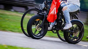 2 kinderen op een elektrische fiets