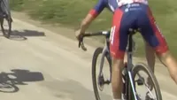 wielrenner legt ketting erop tijdens fietsen