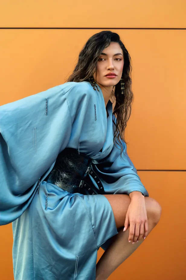 Jurk: Alsedà | Riem: W!ldch!ld |Schoenen:  Lodi | Tas: YSL | Oorbellen: Daniela Millán