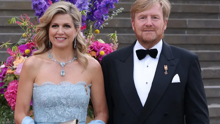 Máxima schittert in strapless Valentino