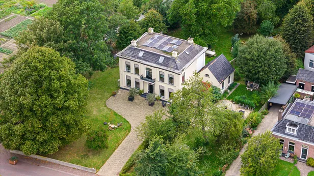 Bovenaanzicht van de pastorie en de tuin in Schalsum