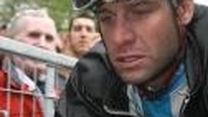 Petacchi uit Giro met gebroken knieschijf