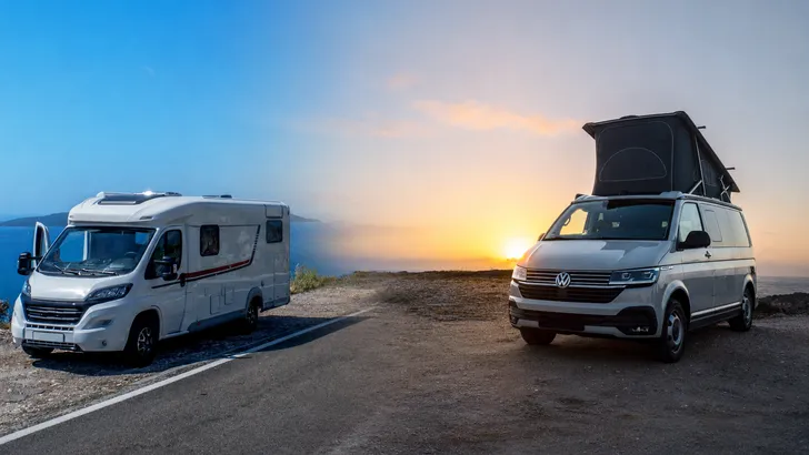 complete halfintegraal en een compacte Volkswagen California.