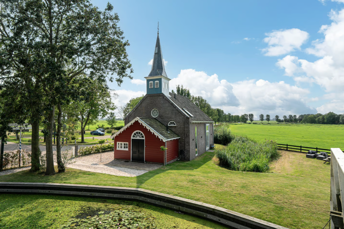 Funda-parel: dit kerkje in Friesland is nu een verbluffend woonhuis