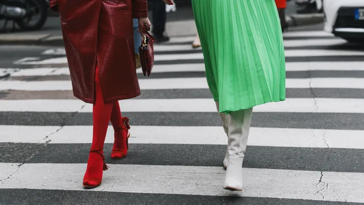 Ladders in je panty voorkomen. – Streetstyle-foto van twee vrouwen op straat met rokken en panty's aan.