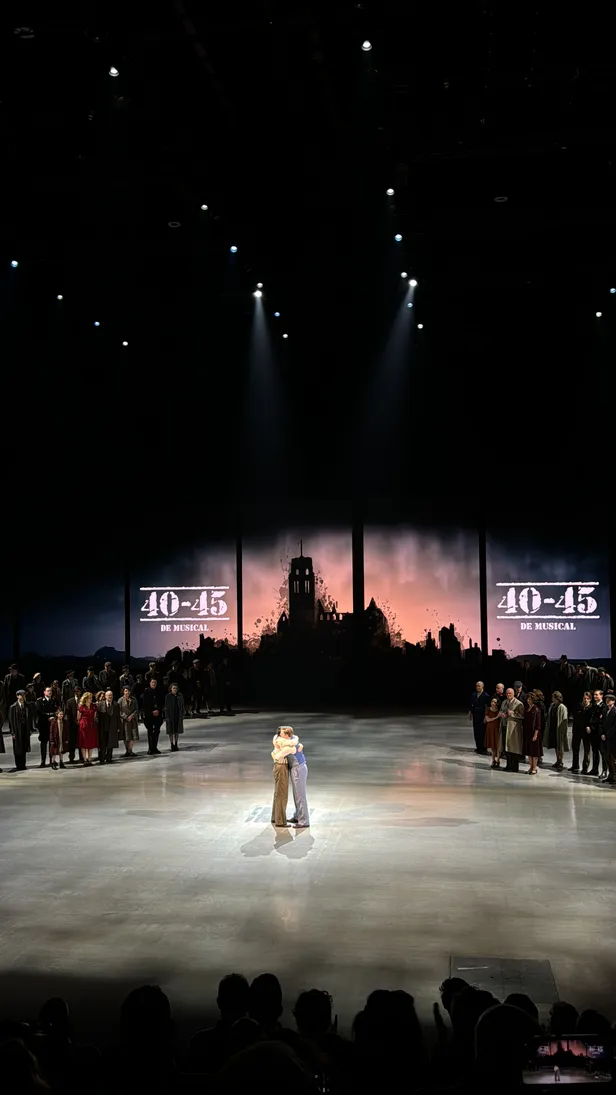 De hoofdrolspelers tijdens het slotapplaus 