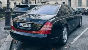 Vloot van vijf peperdure limousines ontdekt in hartje Parijs na ruim tien jaar stilstand