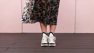 Inspiratie: Zo rock je sportieve sneakers met bloemige rokjes