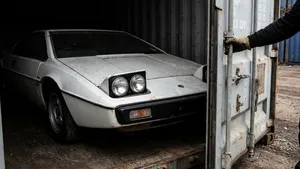 Man koopt container voor 100 dollar met Bond-auto en verkoopt hem voor bijna een miljoen aan Elon Musk