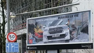 Extinction Rebellion bekladt reclameposters Toyota en BMW 