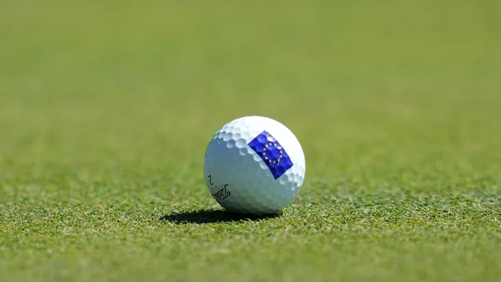 Solheim cup 2024 – Foto van golfbal met Europese vlag erop gedrukt op het gras.