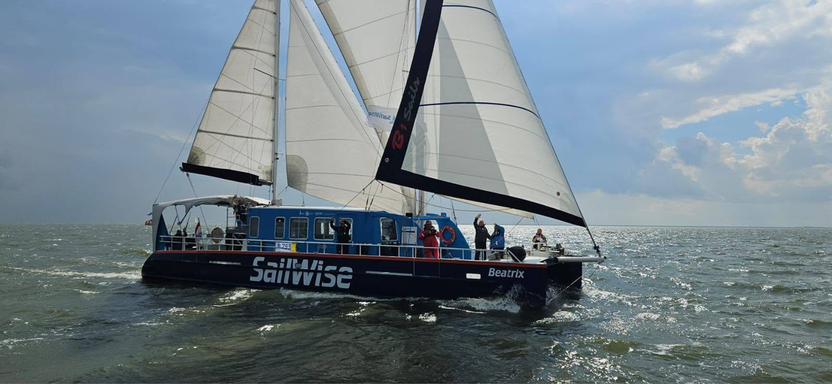Mastbreuk legt catamaran Beatrix van SailWise voorlopig stil