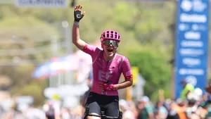 noemi rüegg komt juichend over de streep in de slotrit van de tour down under 2026