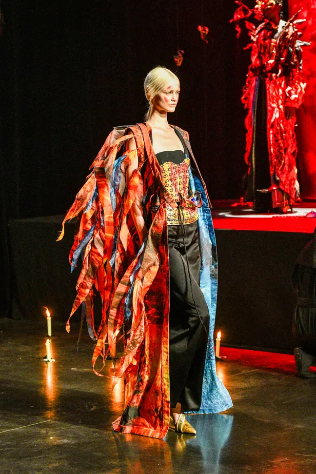 Model in een vuurrode en ijsblauwe outfit tijdens de haute couture show van Yuima Nakazato tijdens de Paris Fashion Week 2026
