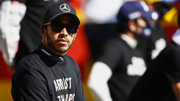 FIA onderzoekt controversieel shirt Lewis Hamilton