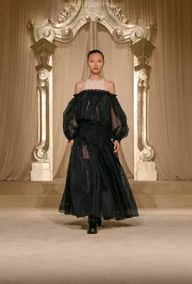 Licht als veren, sterk als stijl: dit dromerige ontwerp zweeft letterlijk de catwalk over. Chanel laat romantiek én kracht samensmelten.