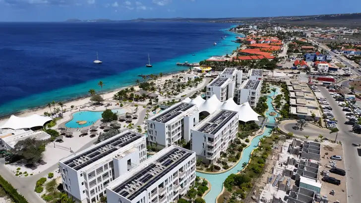 Luchtfoto van Kralendijk, Bonaire.