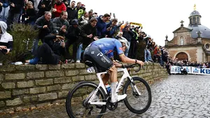 Mathieu van der Poel leverde de volgende bizarre prestatie in Omloop Het Nieuwsblad. Analisten Jan Bakelants en Greg Van Avermaet smulden van de overmacht van de Nederlander.