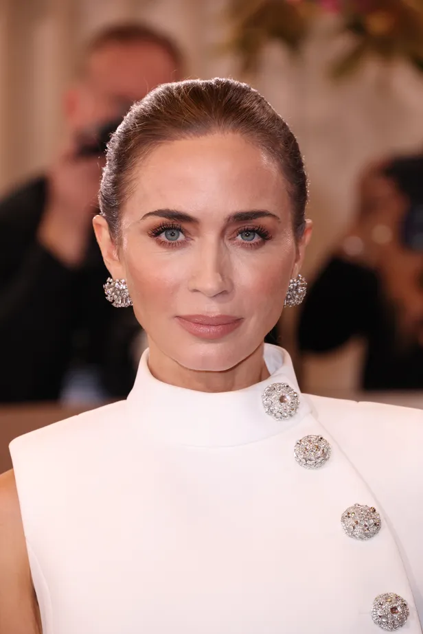 De make-up van Emily Blunt tijdens de Golden Globes 2026