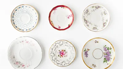 Heb jij nog zwart-wit geblokte borden in de kast staan? Niet wegdoen! Mackenzie-Childs is dé vintage hype van nu en de prijzen gaan door het dak.